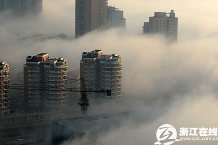 杭州大霧景色如海市蜃樓 煙波浩渺蔚為壯觀