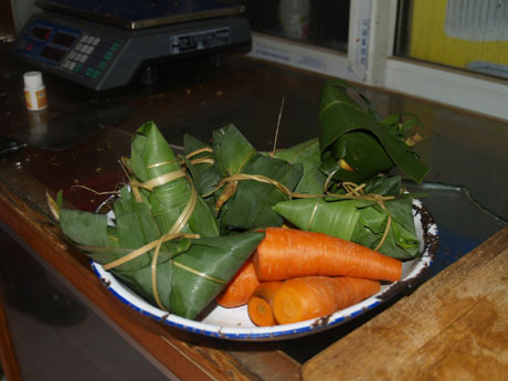 大熊貓吃粽子過端午節(jié)