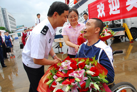 緝毒英雄羅金勇回到云南繼續康復治療