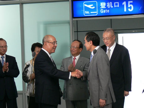 吳伯雄率團抵湘參加兩岸經貿文化論壇