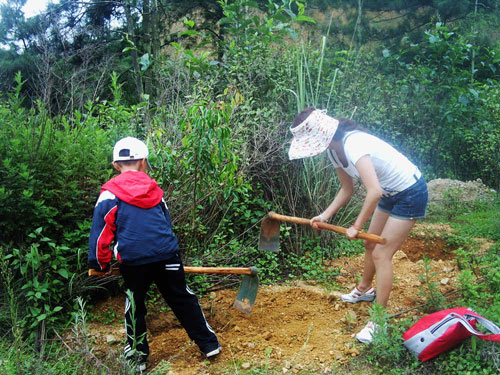 昆明市民踴躍參加“消除碳足跡”植樹活動(dòng)
