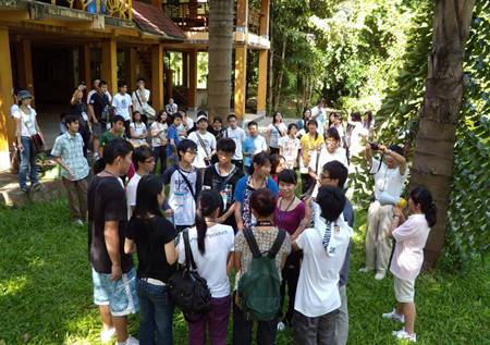 澳門中學生在版納植物園開展定向運動