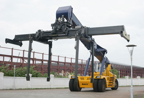 三一世界最大正面吊銷往美國 科技創新搶占市場金鑰匙