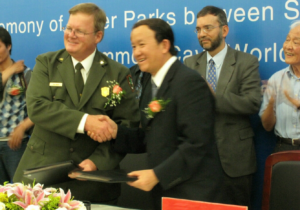 中國(guó)云南石林公園與美國(guó)猛犸洞國(guó)家公園結(jié)為“姊妹”