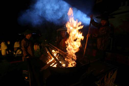 云南楚雄火把節萬人狂歡