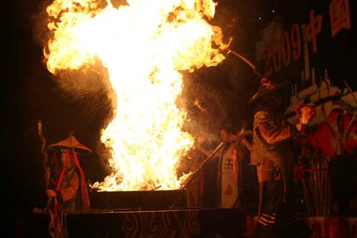 云南楚雄火把節萬人狂歡