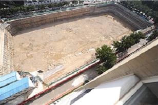 SOHO中國被指危險施工 挖巨坑致附近房屋開裂