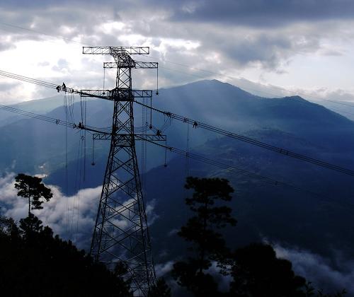 云南華能小灣水電站首臺機組正式投產發電