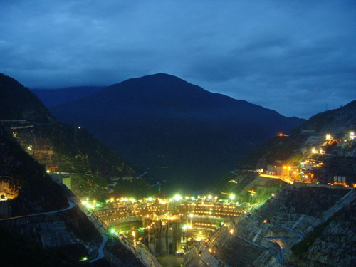 云南華能小灣水電站首臺機組正式投產發電