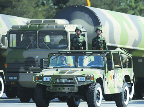 國(guó)慶大閱兵 東風(fēng)壯軍威[圖]