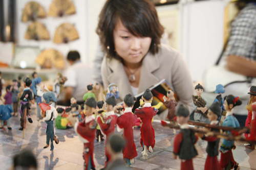 民博會上民間手工藝大師展絕活[圖]