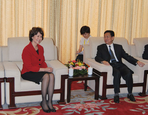 趙小蘭接受聘書成為武漢市政府國際咨詢顧問