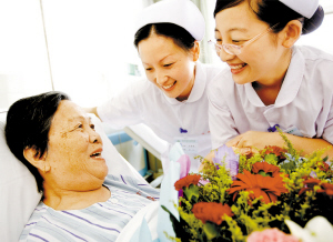 鮮花送老人 處處是溫情