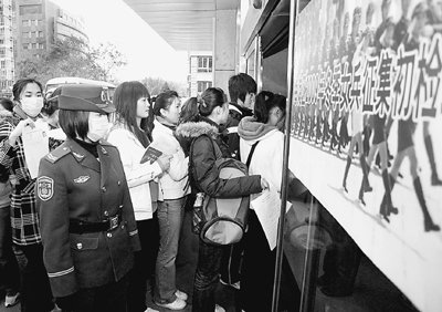 國防部等解讀征兵新政:為什么征招13萬大學生入伍