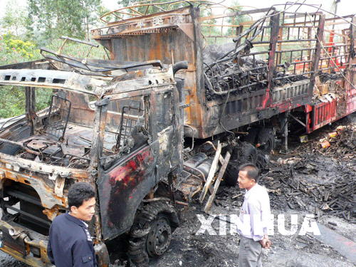 桂柳高速一運輸煙花爆竹大貨車燃燒