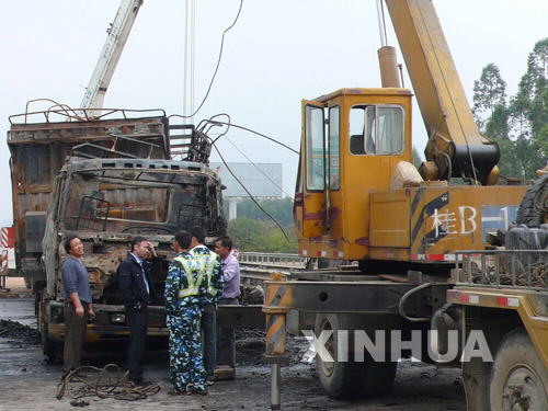 桂柳高速一運輸煙花爆竹大貨車燃燒