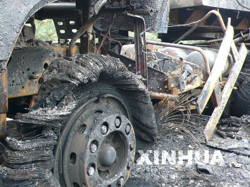 桂柳高速一運輸煙花爆竹大貨車燃燒