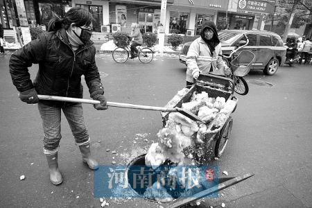 鄭州除積雪陋習多 積雪填滿雨水井污染河水
