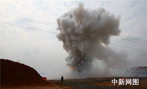 空地上騰起蘑菇云 湖南銷毀一批過期煙花