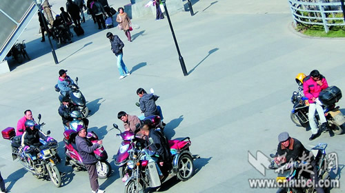 武昌站前黑車猖獗 管理人員與黑車主熟絡