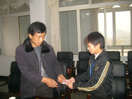 愛心潮涌 情暖殘疾雙親子女