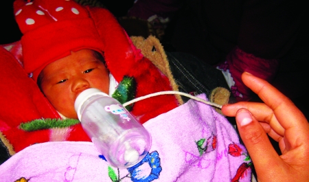 這對網戀情人 2500元賣親生兒