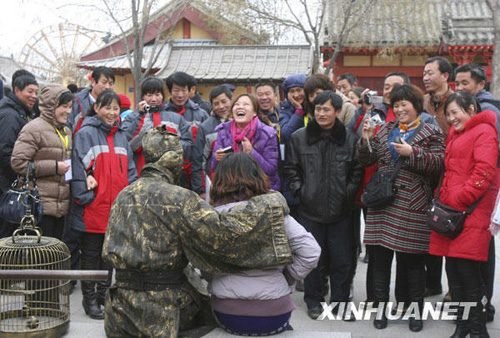 千人旅游團(tuán)逛開封古城