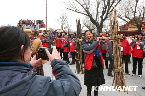 千人旅游團(tuán)逛開封古城
