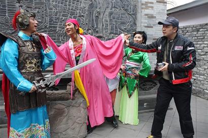 成都草根劇組開拍山寨《三槍》玩寂寞