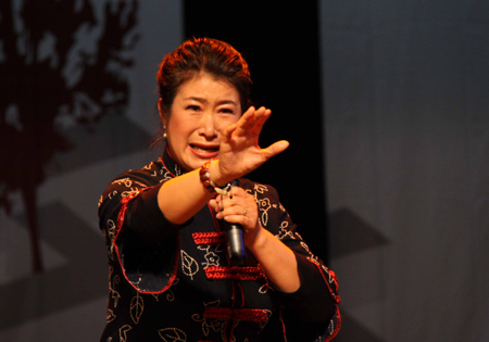 臺灣著名詩人鄭愁予與福州詩迷同臺獻誦