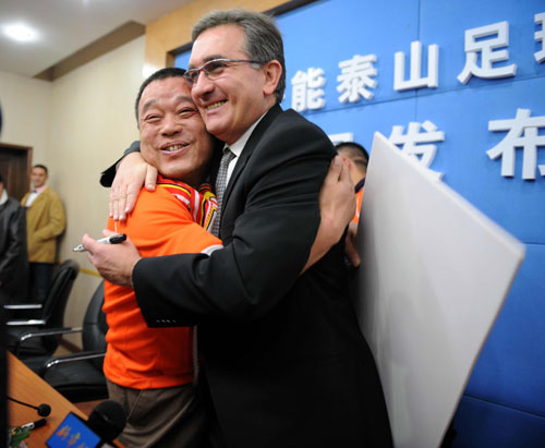 山東魯能泰山隊迎來新主帥(組圖)