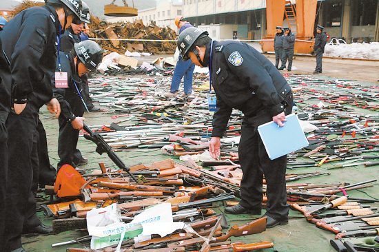 寧波集中銷毀非法槍支管制刀具