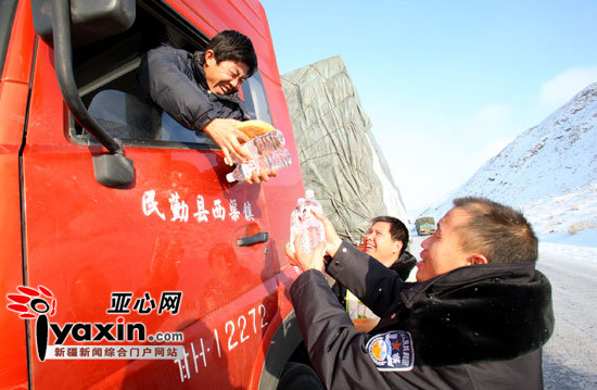 國道312線新疆甘肅交界處因低溫堵車一周(圖)