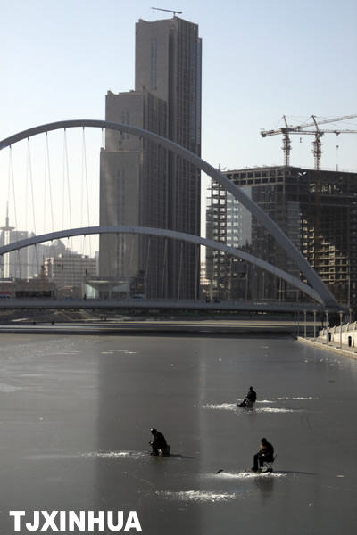 海河冰面垂釣樂