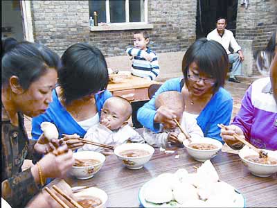 山西現(xiàn)“母系”雙胞胎家族 連續(xù)十代傳女不傳男