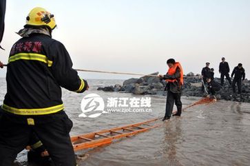 浙江海鹽10名觀潮者8人被卷走