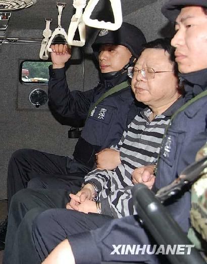 警方在文強(qiáng)親戚家蓄水池找出600萬(wàn)(圖)