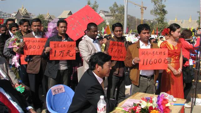 云南景洪市：外國人參與“捐資助學(xué)”義演活動