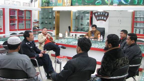 云南景洪市：外國人參與“捐資助學”義演活動