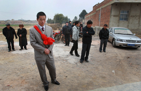 云南“許霆”何鵬:從無期改8年半