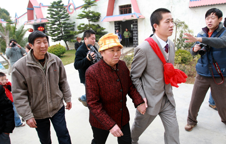 云南“許霆”何鵬:從無期改8年半