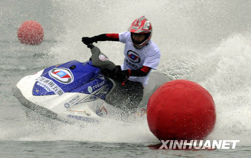 柳州舉行首屆水上摩托艇爭霸賽