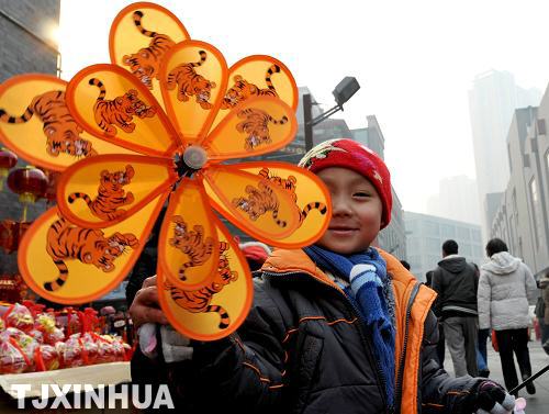 春節(jié)臨近 節(jié)日飾物熱銷津門