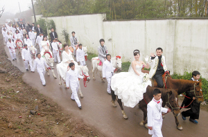 16名男女騎馬護駕 帥哥迎娶博士新娘