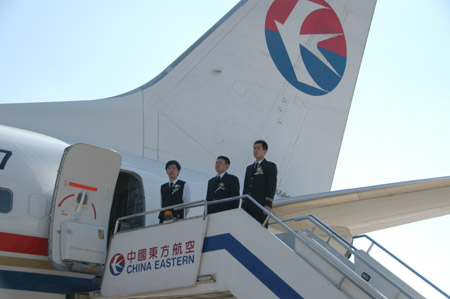 東航班機(jī)載云南赴海地維和警察回歸故里