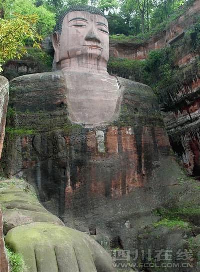 樂(lè)山大佛再被惡搞：去年唱歌 今年還要唱“寂寞”