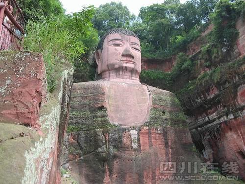 樂(lè)山大佛再被惡搞：去年唱歌 今年還要唱“寂寞”