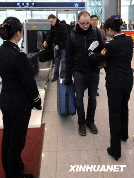 鐵警“女子安檢隊”亮相北京南站