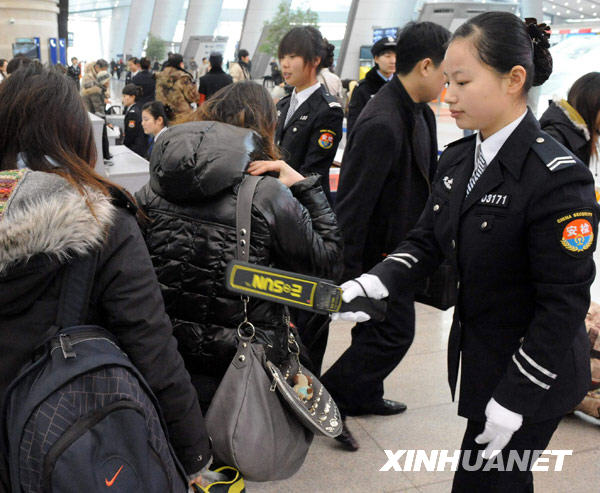 鐵警“女子安檢隊”亮相北京南站