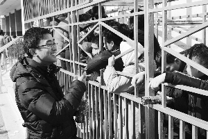 蘇州一車票代售處給排隊(duì)者設(shè)鐵籠稱防插隊(duì)(圖)